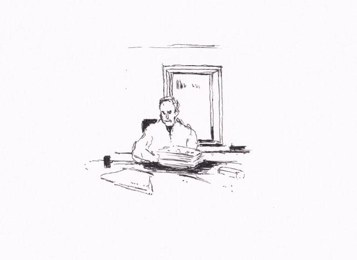 Mann am Notizen sortieren – Schwarze-Tinte auf Papier