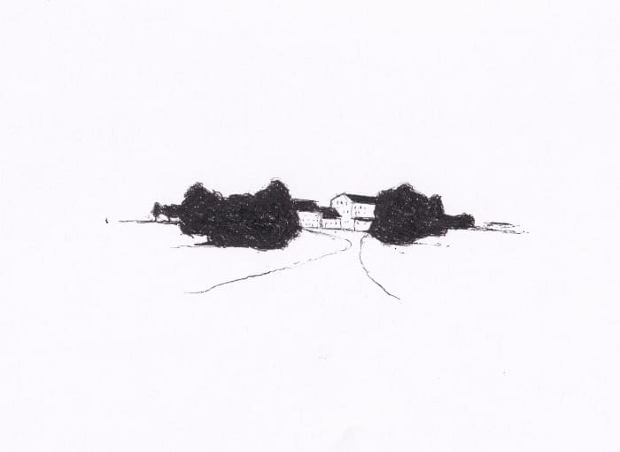 Die Schwarz-Weiss-Zeichnung zeigt eine stilisierte Landschaft mit Häusern, Bäumen und einem Weg, die eine ruhige, ländliche Szene darstellt – Schwarz-Tinte auf Papier