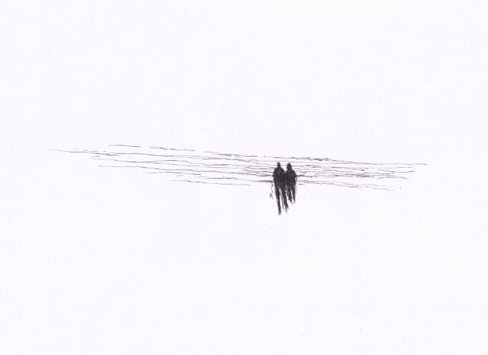Skizze – Die minimalistische Federzeichnung zeigt zwei eng beieinander stehende Personen, die an einem ruhigen Strand entlang spazieren, wobei die Details auf das Wesentliche reduziert sind – Schwarz-Tinte auf Papier