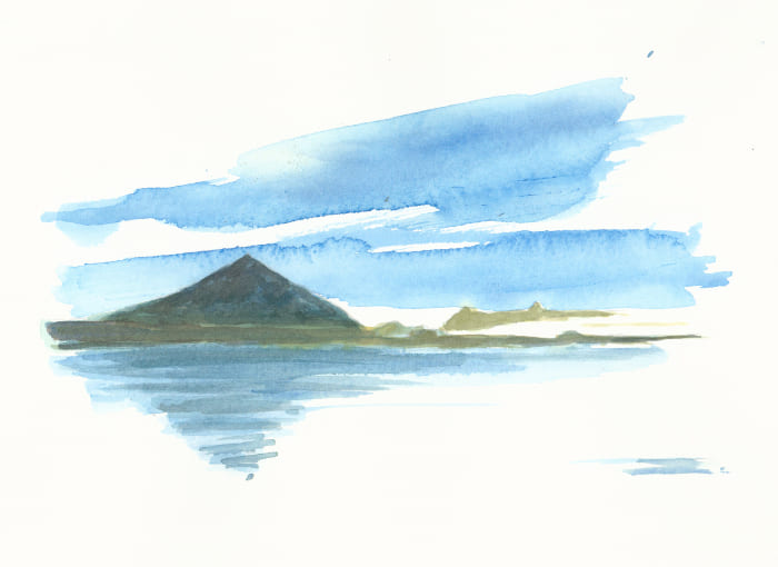 Die Aquarellmalerei zeigt eine minimalistische Landschaft, die einen Berg, eine Wasserfläche und einen Himmel mit Wolken in einem fliessenden Stil darstellt - Watercolor