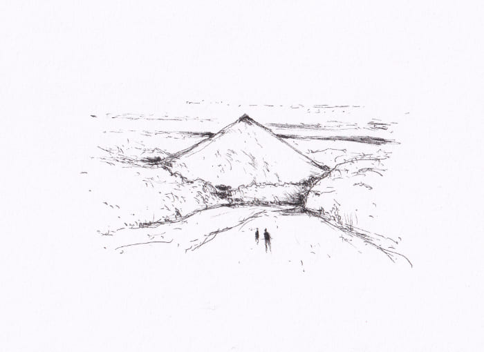 Eine einfache Schwarz-Weiss-Skizze zeigt eine Berglandschaft mit zwei Figuren, die auf einem Weg in Richtung eines markanten Berges gehen, und erzeugt ein Gefühl von Weite und Stille. – Schwarz-Tinte auf Papier