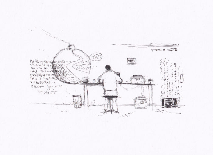 Die Skizze zeigt eine Person, die an einem Tisch in einem Raum sitzt, umgeben von Objekten, die auf ein Arbeitsumfeld hindeuten, dargestellt in einem minimalistischen Stil – Schwarz-Tinte auf Papier
