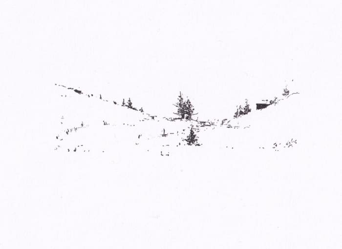 Die Schwarz-Weiss-Zeichnung zeigt eine schneebedeckte Hügellandschaft mit vereinzelten Bäumen und Sträuchern, die eine schlichte, aber stimmungsvolle Szene darstellt – Schwarz-Tinte auf Papier