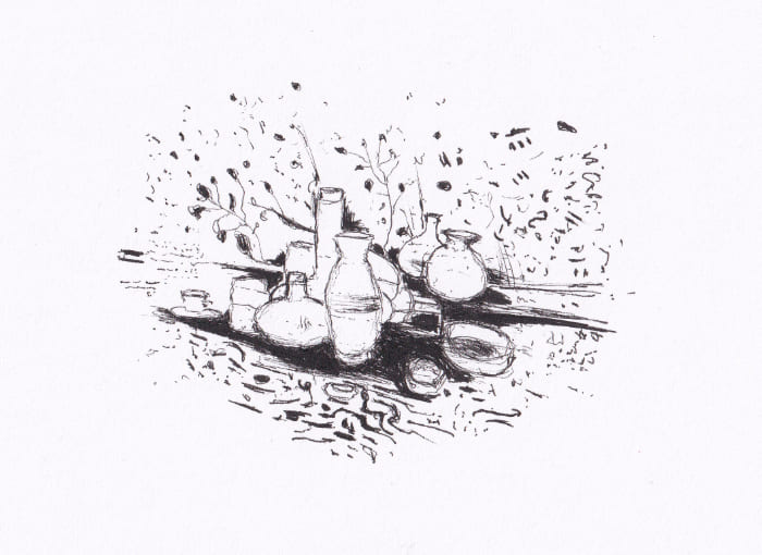 Diese Schwarz-Weiss-Zeichnung zeigt eine Anordnung von Vasen und Schalen in unterschiedlichen Formen und Größen vor einem Hintergrund von abstrakten Pflanzen, die eine ruhige Stilleben-Szene erzeugt – Schwarz-Tinte auf Papier