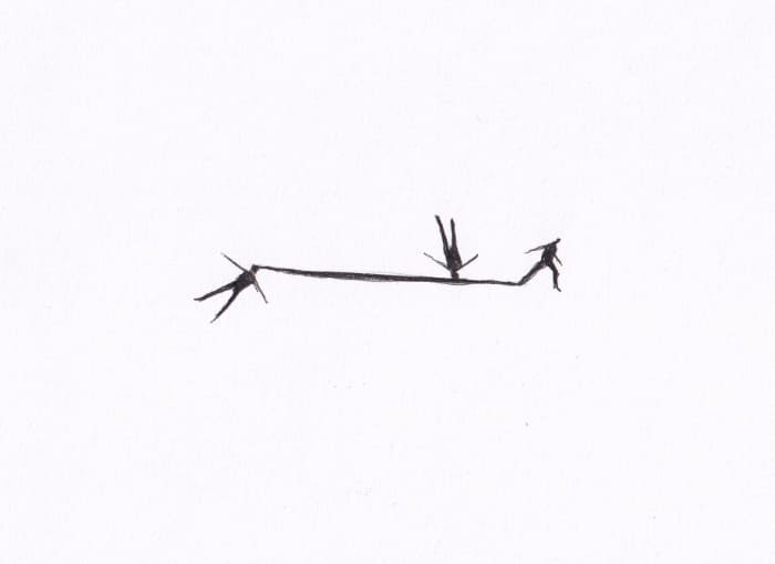 Skizze – Die minimalistische Zeichnung zeigt eine scheinbar fragile Verbindung zwischen drei menschlichen Figuren, die durch eine Linie verbunden sind, vor einem weissen Hintergrund – Schwarz-Tinte auf Papier