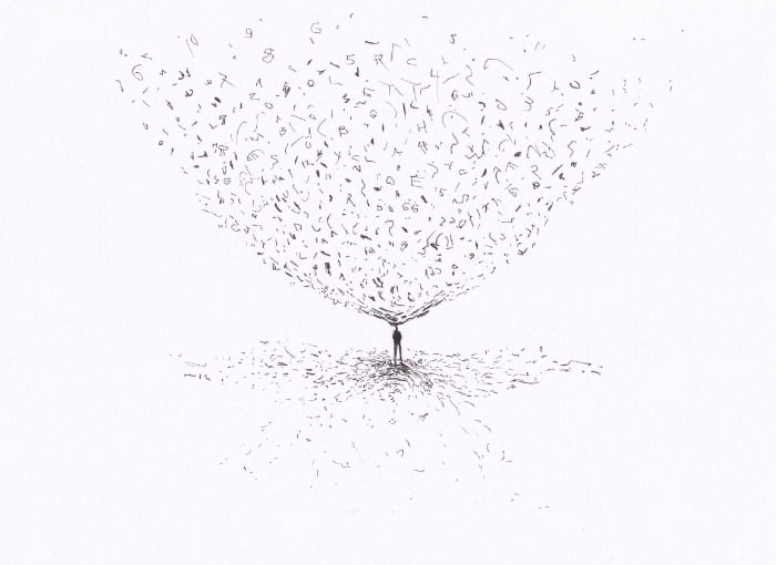 Skizze – Die skizzenhafte Illustration zeigt eine kleine Gestalt, die unter einem Wirbel aus Zahlen und Buchstaben steht, was eine visuelle Darstellung von Gedanken oder Wissen suggeriert – Schwarz-Tinte auf Papier