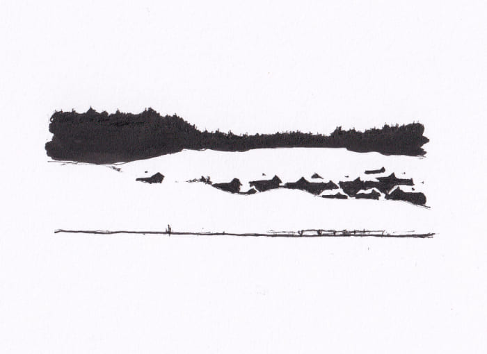 Skizze – Eine minimalistische Tuschezeichnung zeigt eine schneebedeckte Landschaft mit einer Reihe von Häusern, einem bewaldeten Hintergrund und einem Weg im Vordergrund – Schwarz-Tinte auf Papier