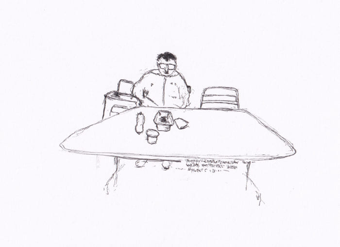 Eine skizzenhafte, handschriftliche Zeichnung zeigt eine Person, die sich an einem Tisch befindet, der mit Essgeschirr bedeckt ist – Schwarz-Tinte auf Papier