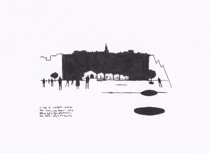 Skizze einer städtischen Szene mit Silhouetten von Menschen vor einer massiven Gebäudestruktur und einer handschriftlichen Notiz im unteren Bereich. – Schwarz-Tinte auf Papier