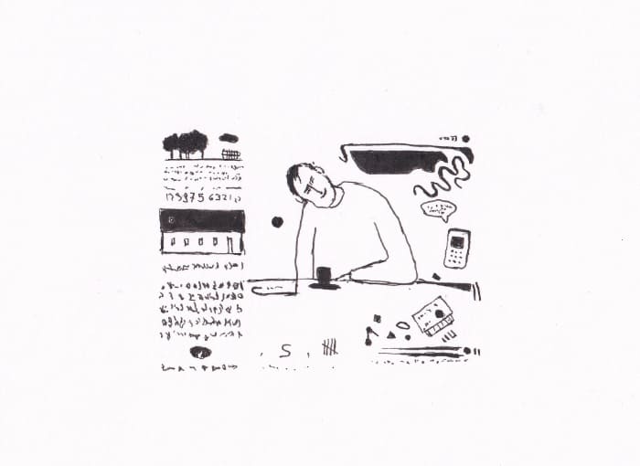 Skizze zeigt einen Mann, der an einem Tisch sitzt, umgeben von einer Collage aus abstrakten Symbolen, Zahlen und einer kleinen Anzeige – Schwarz-Tinte auf Papier