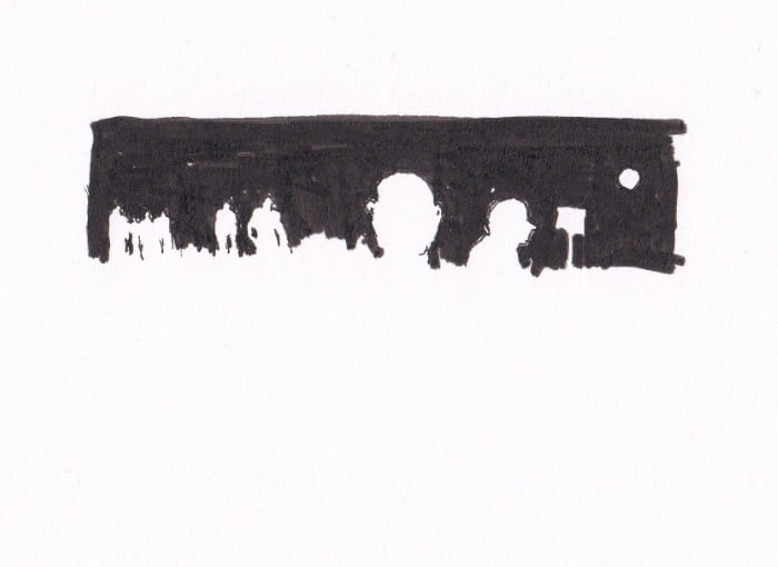 Die Skizze zeigt eine Reihe von menschlichen Silhouetten, die sich hinter einer breiten, dunklen Linie abzeichnen, was ein Gefühl von Anonymität und Masse hervorruft – Schwarz-Tinte auf Papier