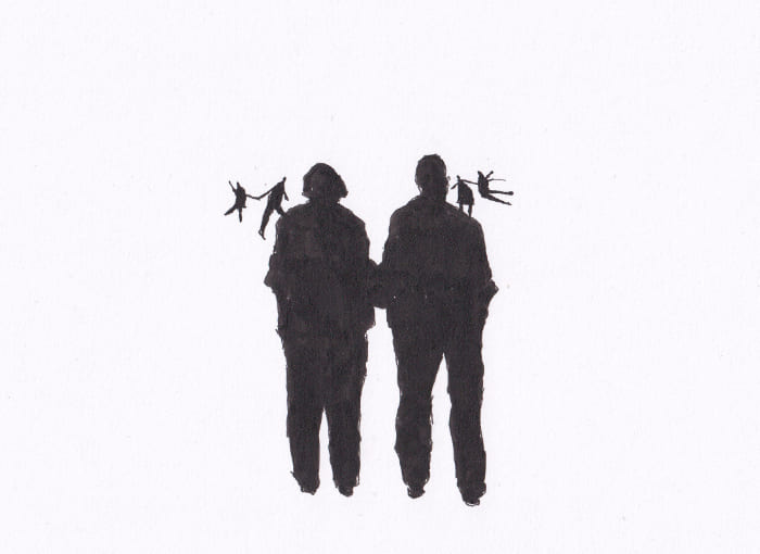 Skizze – Eine Illustration zeigt zwei menschliche Silhouetten im Profil, die Händchen haltend im Zentrum des Bildes stehen, während kleine, stilisierte Figuren über ihnen schweben und tanzen – Schwarz-Tinte auf Papier