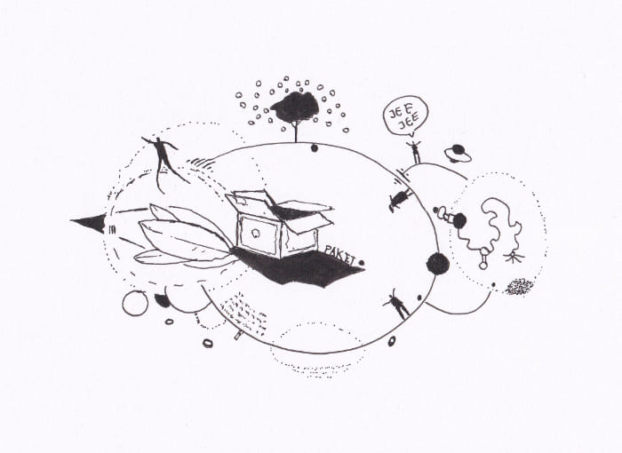 Die Skizze stellt eine phantastische Szene dar, in der ein geöffneter Paketkarton im Zentrum steht, umgeben von skizzierten Figuren und Elementen – Schwarz-Tinte auf Papier