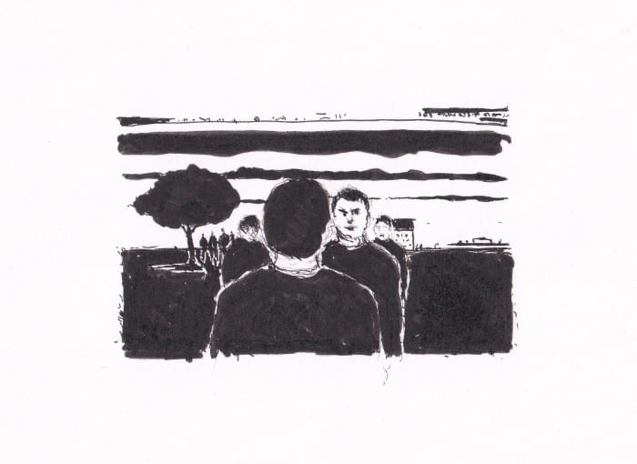 Skizze – Mehrere Personen, die auf einem Feld stehen, mit einem Baum und Häusern im Hintergrund und gestreiften Linien am oberen Rand – Schwarz-Tinte auf Papier
