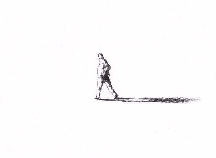 Person geht nach rechts und wirft einen langen Schatten Skizze – Person geht nach rechts und wirft einen langen Schatten – Schwarz-Tinte auf Papier