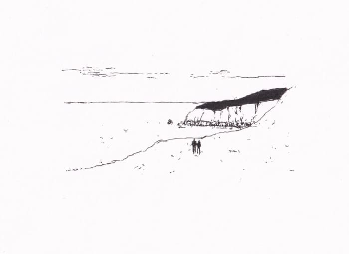 Skizze – Zwei Personen am Strand, die sich einer dunklen Klippe nähern. Die Klippe fällt ins Meer ab und ist vom Horizont mit nur wenigen Wolken durchzogen – Schwarz-Tinte auf Papier