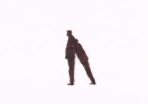 Ein Mann lehnt sich an den Rücken seines Vordermannes