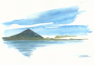 Die Aquarellmalerei zeigt eine minimalistische Landschaft, die einen Berg, eine Wasserfläche und einen Himmel mit Wolken in einem fliessenden Stil darstellt