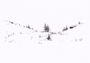 Die Schwarz-Weiss-Zeichnung zeigt eine schneebedeckte Hügellandschaft mit vereinzelten Bäumen und Sträuchern, die eine schlichte, aber stimmungsvolle Szene darstellt