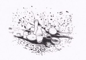 Diese Schwarz-Weiss-Zeichnung zeigt eine Anordnung von Vasen und Schalen in unterschiedlichen Formen und Größen vor einem Hintergrund von abstrakten Pflanzen, die eine ruhige Stilleben-Szene erzeugt