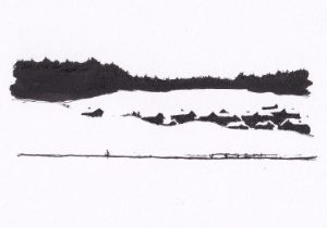 Eine minimalistische Tuschezeichnung zeigt eine schneebedeckte Landschaft mit einer Reihe von Häusern, einem bewaldeten Hintergrund und einem Weg im Vordergrund