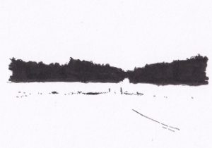 Die Tuschezeichnung zeigt eine Landschaft mit einer dunklen Baumreihe im Hintergrund, die über einer verschneiten Landschaft liegt