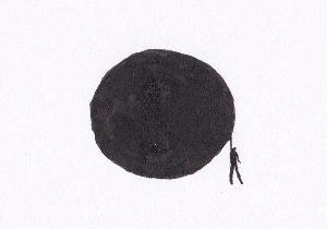 Eine minimalistische Tuschezeichnung zeigt eine kleine, schwarze Kugel, an der ein winziger menschlicher Umriss in scheinbarer Schwerelosigkeit hängt, was eine Szene der Kontemplation suggeriert.